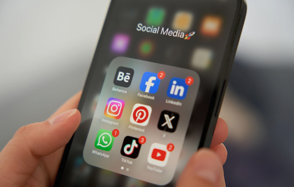 Social Media Apps that ekspand manages on a mobile phone